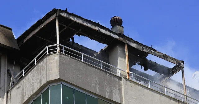 Binanın teras katında çıkan yangında yaşlı bina sakinleri, kapıları çalan kuryelerin yardımıyla tahliye edildi 9 katlı apartmanın dubleks terasında çıkan yangın paniğe neden oldu Antalya Haberleri