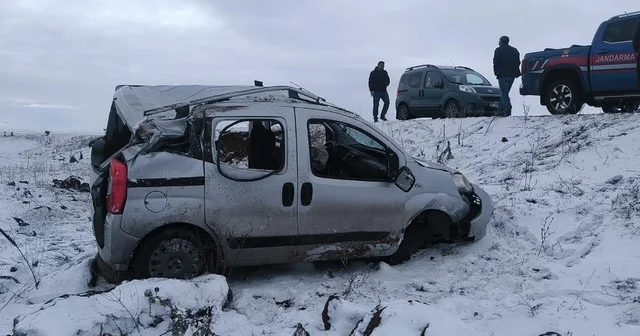 Şarampole devrilen hafif ticari araçtaki baba oğul yaralandı Kars Haberleri