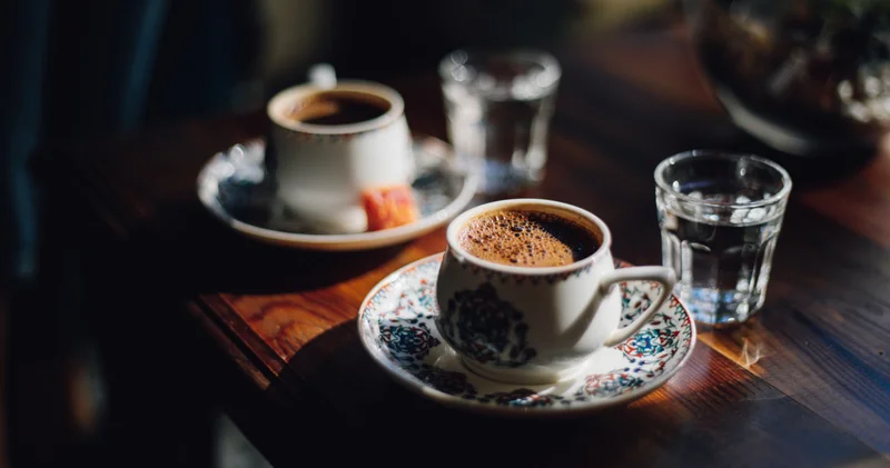Sadece gelenek sanıyorduk ama gerçek bambaşka! Türk kahvesinin yanında neden su içmeliyiz? İşte 7 sebep