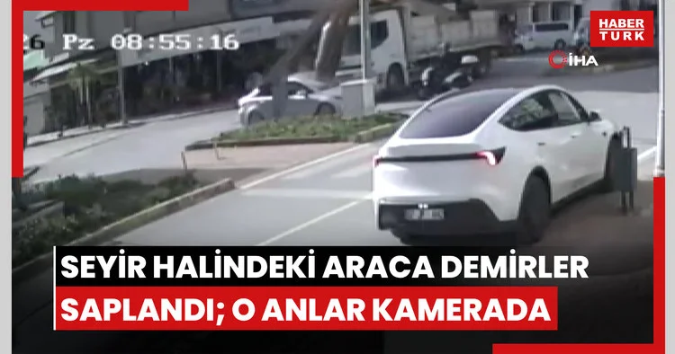 İnşaat demirleri seyir halindeki otomobile ok gibi saplandı...O anlar kamerada