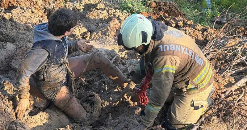 Göktürk te korku dolu anlar: Çamura saplanan çocuğu imdat çığlığı kurtardı