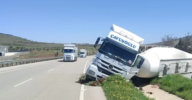 Kilis te kontrolden çıkan beton mikseri yola devrildi Kilis Haberleri