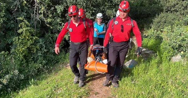 Fethiye de dağlık ve ormanlık alanda ayağı kırılan kadın, 4 saatlik çalışmayla kurtarıldı Muğla Haberleri