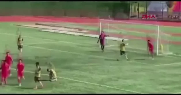 Gol sevinici yaşayan rakibinin kafasına tekme attı! O anlar herkesi çileden çıkardı