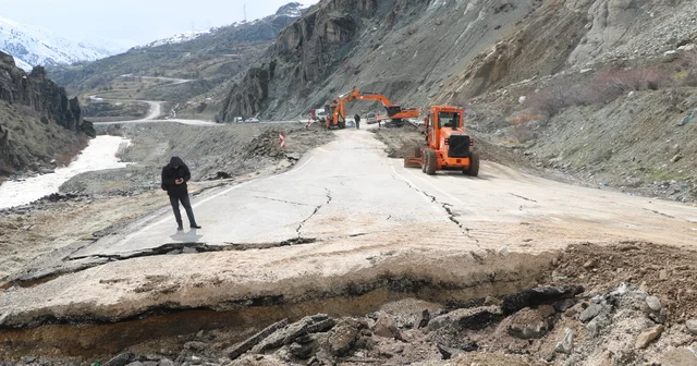 Hakkari Van kara yolunda heyelan; ulaşım kontrollü sağlanıyor Hakkari Haberleri