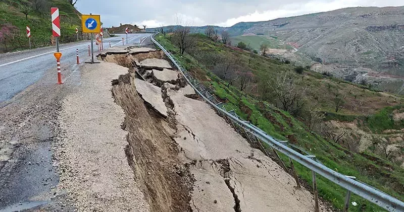 Siirt’te heyelan nedeniyle kara yolunda çökme meydana geldi