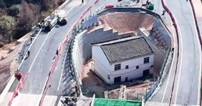 Evinden taşınmayı kabul etmedi: Otoyolun ortasında yaşıyor