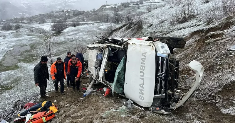 Artvin de ambulans uçuruma yuvarlandı: 1 ölü, 4 yaralı