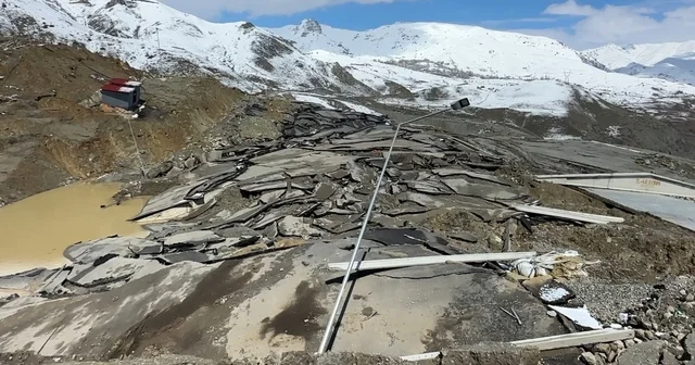 Hakkari de heyelan: Tesis büyük hasar gördü, kara yolunda dev yarıklar oluştu Görüntüler 7 büyüklüğündeki depremi andırıyor Hakkari Haberleri
