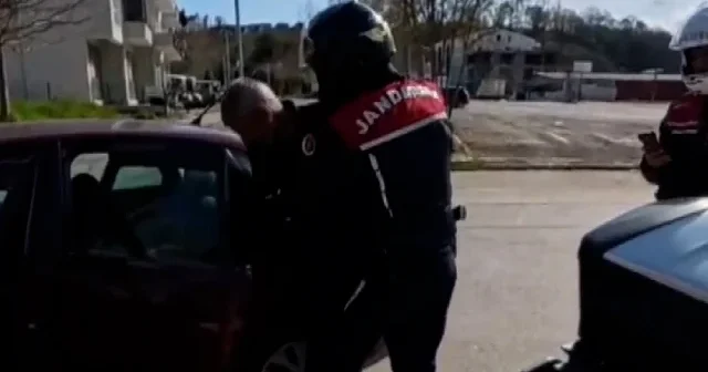 Fenalaşan sürücüyü jandarmanın hastaneye yetiştirdiği anlar kamerada VİDEO İZLE