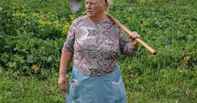 İspanya’da tarlada çalışan kadın Trump’a benzerliğiyle gündem oldu