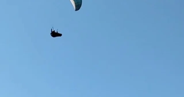 Mahallenin üstünden geçen paraşütçüyü çaya çağırdı Zonguldak Haberleri