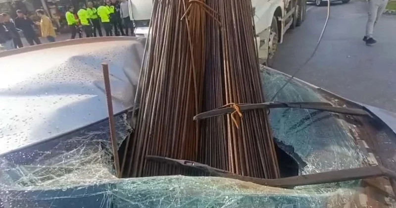 Demir Yükü Kamyondan Otomobile Düştü