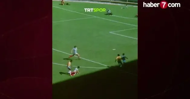 Futbol tutkunları geçmişe gitti! Brezilya efsanesi Pele nin frikiği kamerada