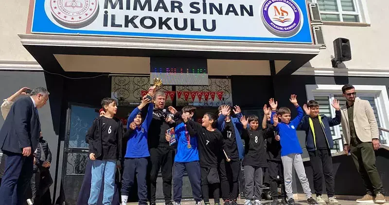 Eski milli futbolcu Tanju Çolak, Samsun’da öğrencilerle buluştu