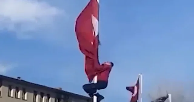 Hassasiyetiyle takdir topladı: Rüzgarda dolanan Türk bayrağını 15 metrelik direğe tırmanarak düzeltti VİDEO İZLE