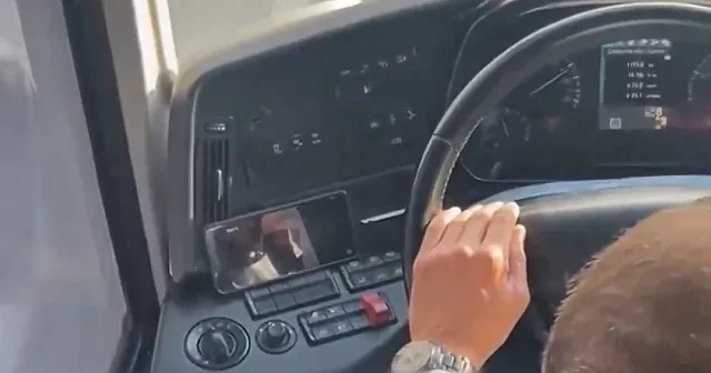 Yolcu otobüsünde pes dedirten sorumsuzluk: Direksiyon başında dizi izledi VİDEO İZLE