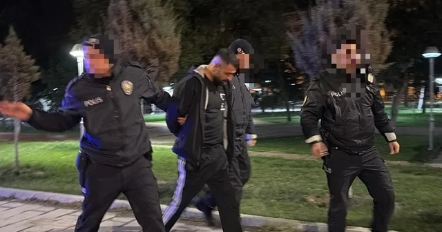 Polisten kaçarken, yola fırlattığı kağıttan uyuşturucu çıktı Kayseri de yaya olarak polisten kaçan şahıs ekipler tarafından kıskıvrak yakalandı Kayseri Haberleri