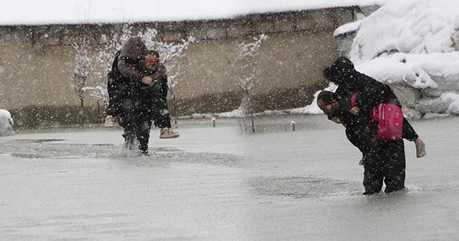 Çocukları okula gidip gelmekte zorlanınca: Bir aydır böyle götürüyor! 100 metre boyunca suyun içinden geçmek zorundayım