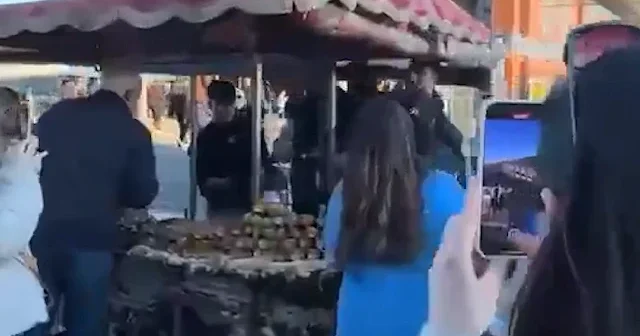 Yemek molasına çıkan fenomen mısırcıyı 40 dakika ayakta beklediler VİDEO İZLE