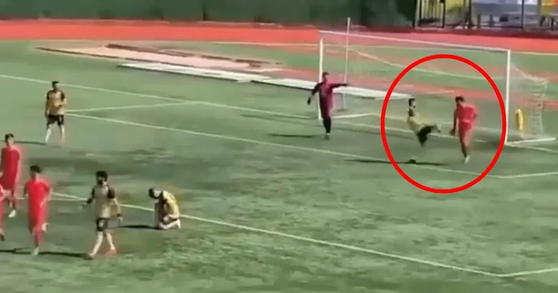 Penaltıya sevinen futbolcuyu yerde tekmeledi: Elmacık kemiğini kırdı