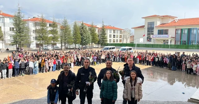 Polis abilerini çoşku ve sevinçle karşıladılar Eskişehir Haberleri