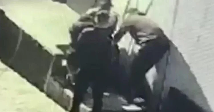 Taksim de kendinden geçen kişiyi gözlerine kestirmişlerdi: Amaçlarına ulaşamadan yakalandılar