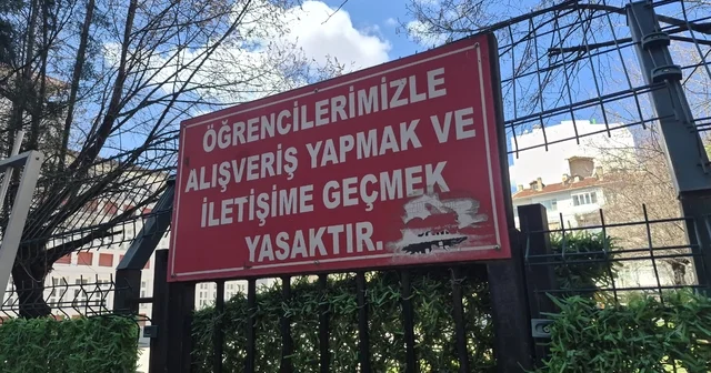 Okulun bahçesindeki çevre tellerine asılan iletişim yasağı notu dikkat çekti Eskişehir Haberleri