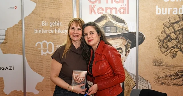 Nilüfer Açıkalın Osmangazi de okurlarıyla buluştu Osmangazi standında Nilüfer Açıkalın rüzgarı Bursa Haberleri