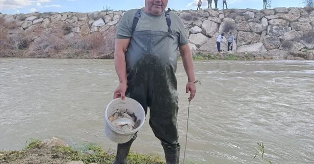 10 yıllık kuraklığın hakim olduğu çayda balık avladılar Denizli Haberleri