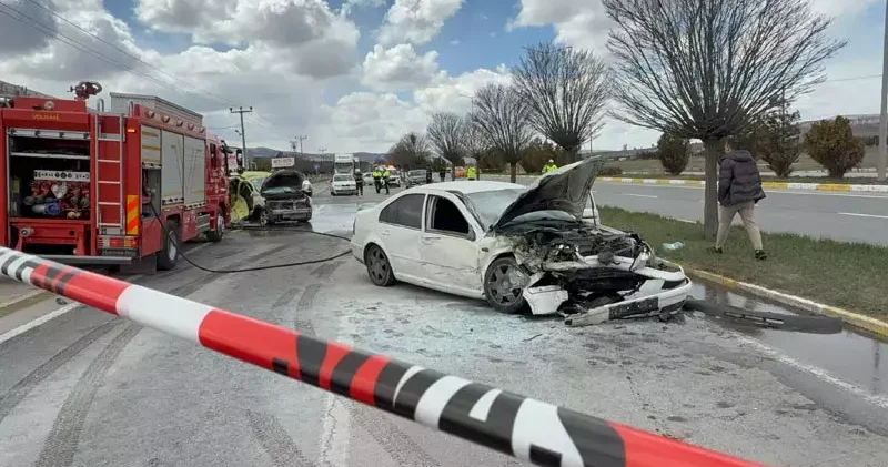 Sivasspor tesisleri önünde otomobil, taksiye çarptı: 4 ü futbolcu 6 yaralı
