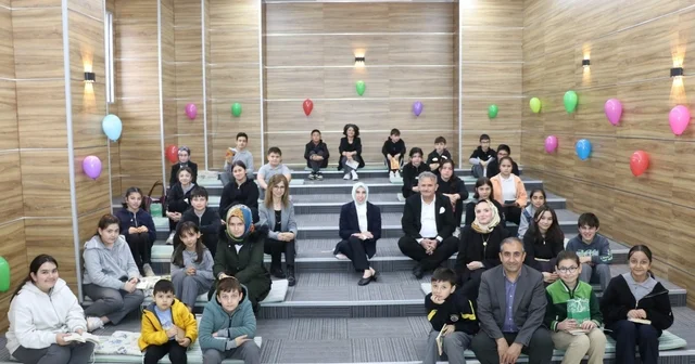 Kaymakam ve Başkan çocuklarla kitap okudu Cumayeri nde Yılın Okurları ödüllendirildi Düzce Haberleri