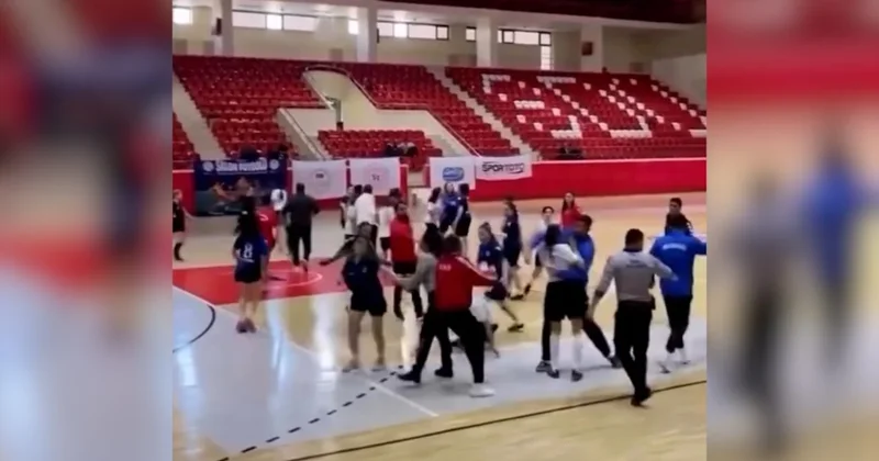 Kadın futbolcuların kavgası erkekleri bile gölgede bıraktı! Tekme yumruk giriştiler Sözcü Gazetesi