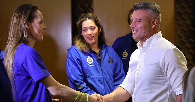 Fenerbahçe Başkanı Sadettin Saran, kadın voleybolcularla bir araya geldi!