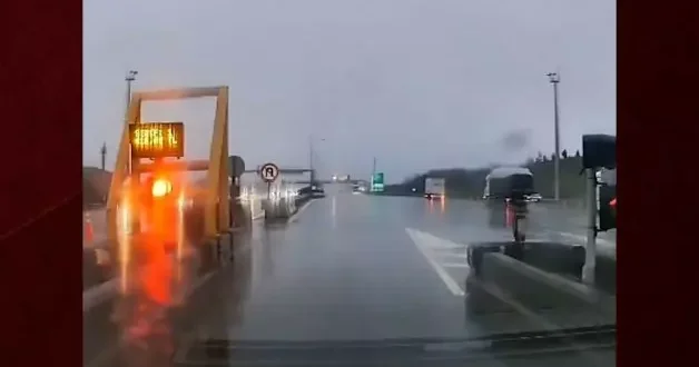 Gişelerde gergin anlar! Sürücünün gişe çalışanıyla kavgası kamerada