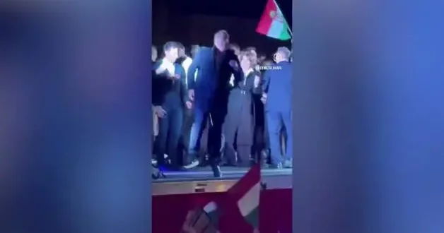 Muhtemel Bakandan dans şovu! Macaristan da seçim kutlaması