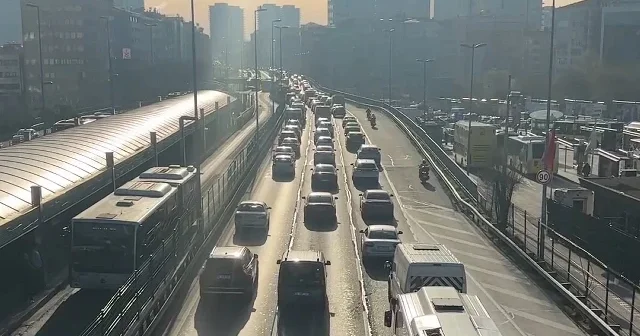 İstanbul’da trafik yoğunluğu haftanın ilk gününde yüzde 72 oldu VİDEO İZLE