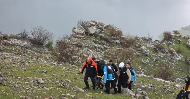 Siirt te atıyla birlikte kayalıklara yuvarlanan genç ağır yaralandı Siirt Haberleri