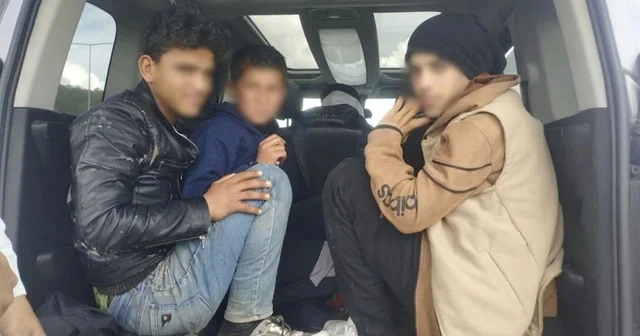 Jandarmanın durdurduğu araçtan 7 düzensiz göçmen çıktı: 2 tutuklama Sakarya Haberleri