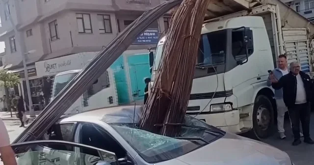 Antalya da yürekleri ağza getiren kaza kamerada: Kamyondaki inşaat demirleri otomobile ok gibi saplandı VİDEO İZLE