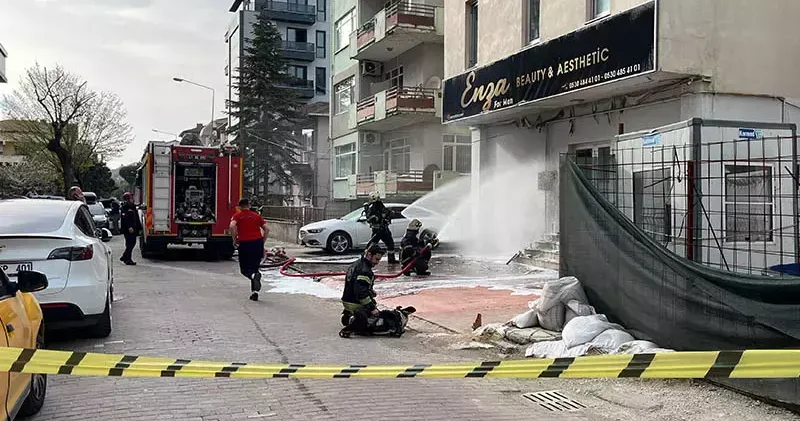 Binanın doğal gaz kutusundaki patlamada otomobil hasar gördü