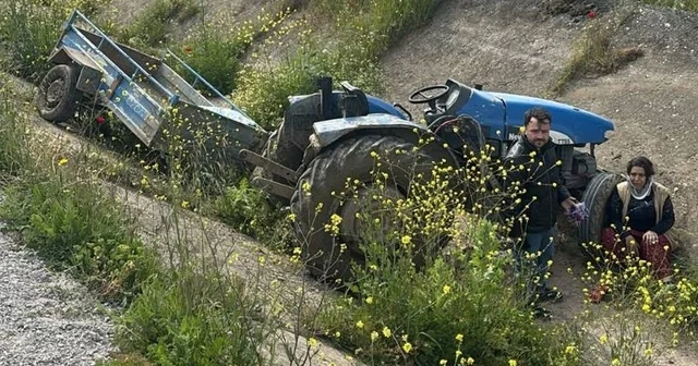Turgutlu da ön lastiği fırlayan traktör takla attı: 2 yaralı Manisa Haberleri
