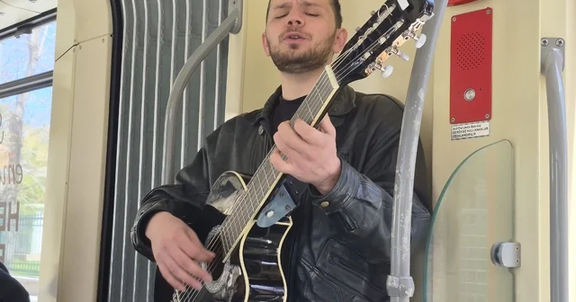 Genç müzisyen gitarıyla tramvayda konser verdi Eskişehir Haberleri