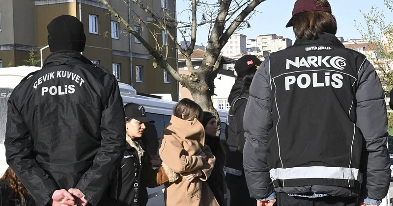 İstanbul daki uyuşturucu soruşturmasında gözaltına alınan 19 zanlı adliyede
