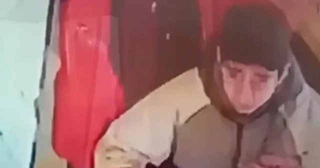 Esnafın soğukkanlı müdahalesi kamerada: Nefessiz kalan öğrenci Heimlich manevrasıyla kurtuldu VİDEO İZLE