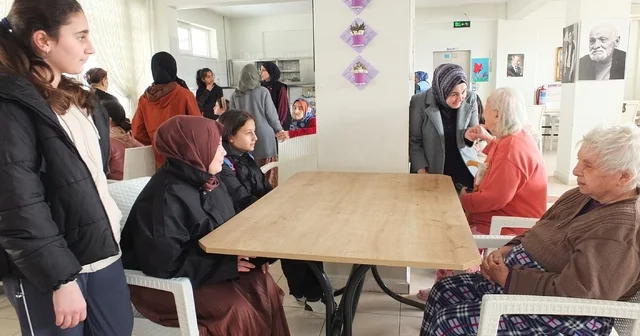 Balıkesirli öğrenciler yaşlıları sevindirdi Balıkesir Haberleri