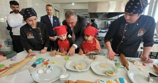 Antalya da minikler mutfağa girdi, renkli kurabiyeler ortaya çıktı Antalya Haberleri