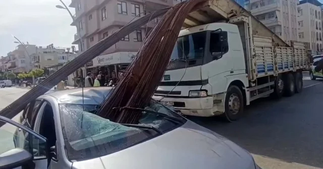 Kamyonun kasasından düşen inşaat demirleri, otomobilin tavanını deldi Antalya Haberleri