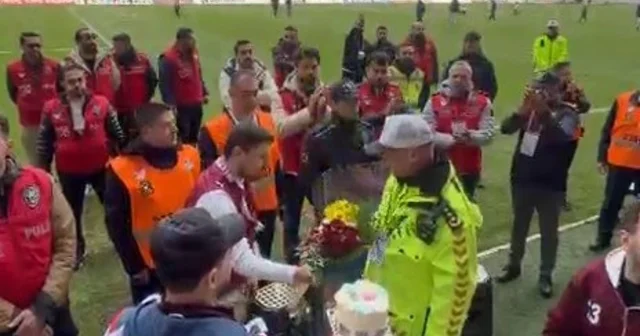 Elazığspor taraftarından polislere çiçek Elazığ Haberleri