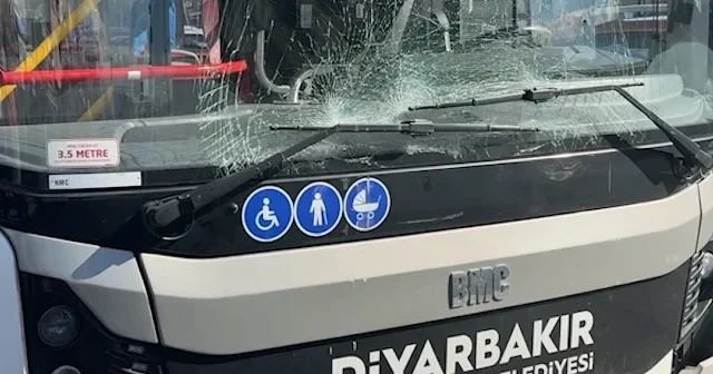 Diyarbakır’da otobüs ile öğrenci servisi çarpıştı: 3 yaralı VİDEO İZLE